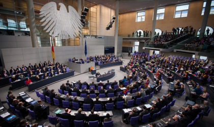 Abgeordnete hören im Plenum des Deutschen Bundestages eine Regierungserklärung von Bundeskanzlerin Angela Merkel. (Foto: Tobias Koch)